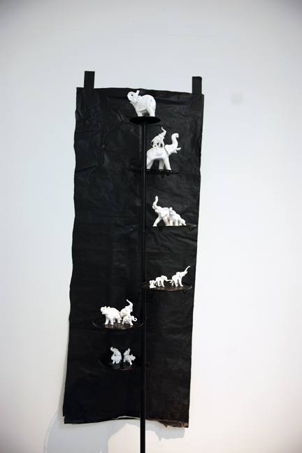 #hgb #hochschulefürgrafikundbuchkunst #medienkunst #installation #klassefürinstallationundraum #rundgang #performance #leuchtkasten #elephants #elefanten #gun #gewehr #figuren #topsy #mary #marytheelephant #execution