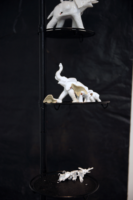 #hgb #hochschulefürgrafikundbuchkunst #medienkunst #installation #klassefürinstallationundraum #rundgang #performance #leuchtkasten #elephants #elefanten #gun #gewehr #figuren #topsy #mary #marytheelephant #execution