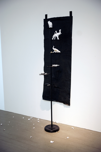 #hgb #hochschulefürgrafikundbuchkunst #medienkunst #installation #klassefürinstallationundraum #rundgang #performance #leuchtkasten #elephants #elefanten #gun #gewehr #figuren #topsy #mary #marytheelephant #execution