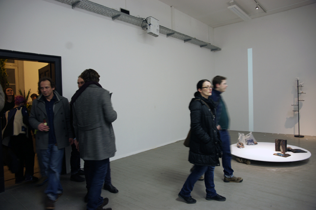 #hgb #hochschulefürgrafikundbuchkunst #medienkunst #installation #klassefürinstallationundraum #rundgang #performance #leuchtkasten #elephants #elefanten #gun #gewehr #figuren #topsy #mary #marytheelephant #execution