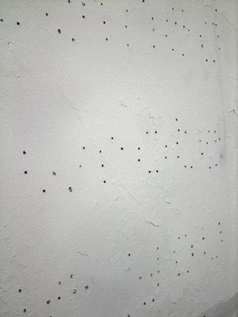 #medienkunst #installation #performance #klassefürinstallationundraum #undertained #wrote #iloveyou #cocaine #toilet #kaufhausheld #einschusslöcher #diabolos #wand #wall #gun #gewehr