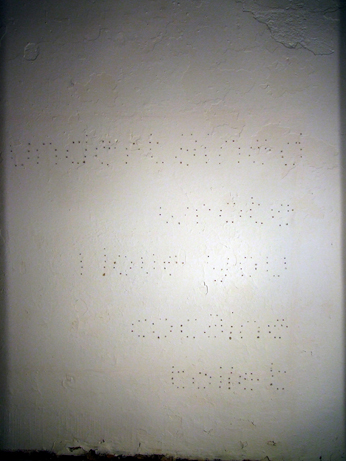 #medienkunst #installation #performance #klassefürinstallationundraum #undertained #wrote #iloveyou #cocaine #toilet #kaufhausheld #einschusslöcher #diabolos #wand #wall #gun #gewehr