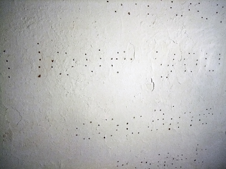 #medienkunst #installation #performance #klassefürinstallationundraum #undertained #wrote #iloveyou #cocaine #toilet #kaufhausheld #einschusslöcher #diabolos #wand #wall #gun #gewehr
